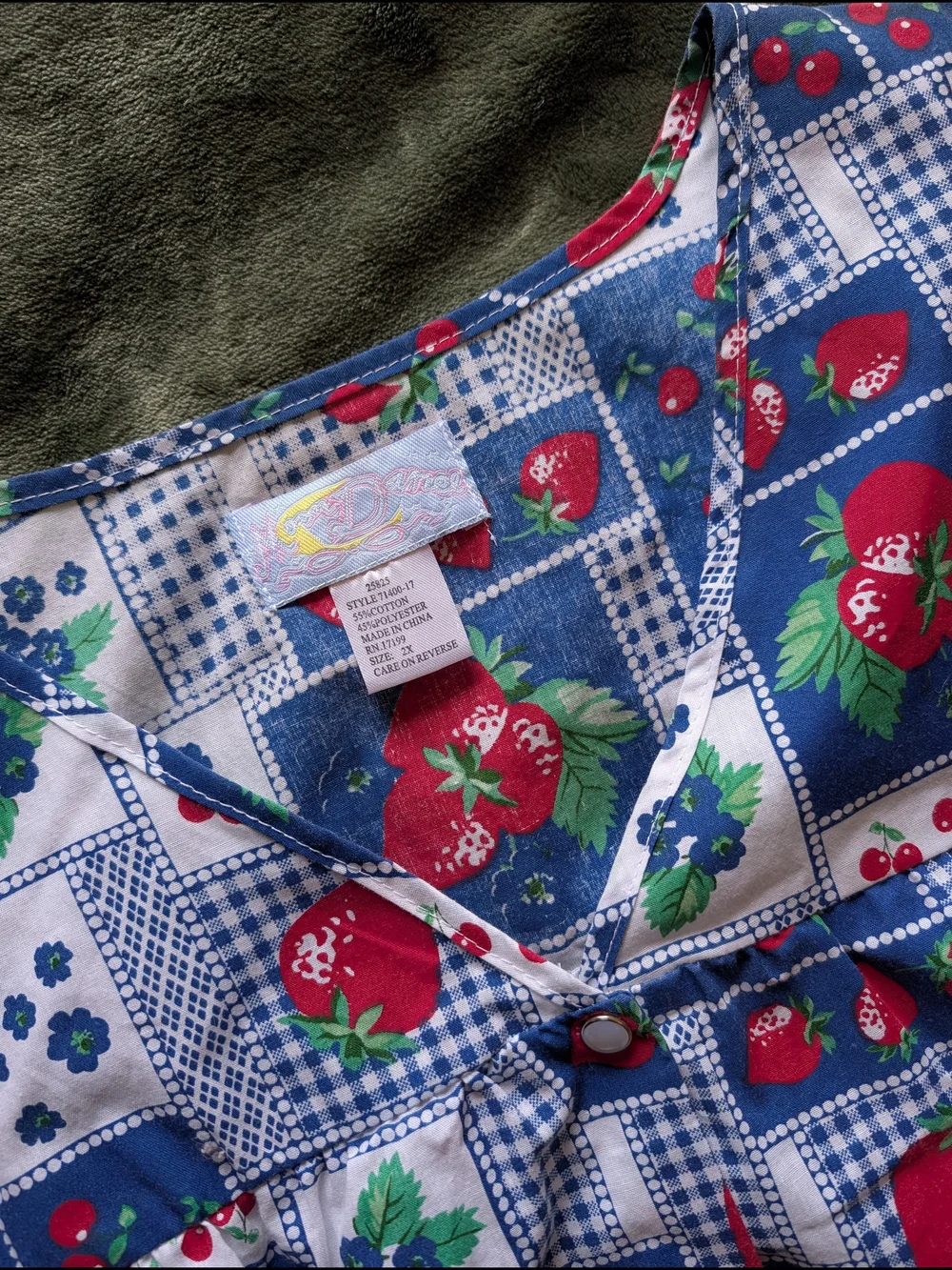 Whimsical Vintage Smock Apron Patchwork Strawberry And Cherries Pearlsnap - Picture 4 of 4